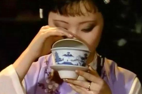 女士喝茶優(yōu)雅姿勢，女士正確喝茶姿勢禮儀