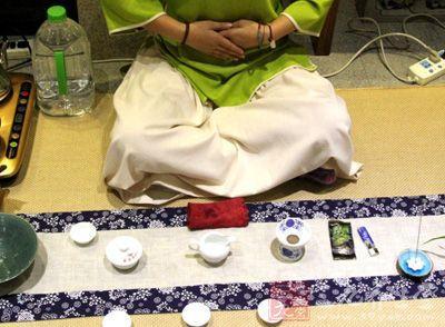 女士喝茶的手勢(shì)，女人正確喝茶手勢(shì)姿勢(shì)圖