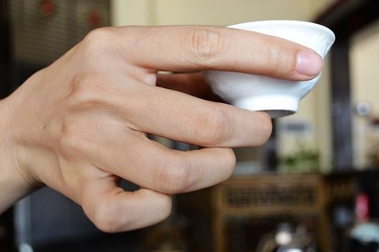 女士喝茶的手勢(shì)，女人正確喝茶手勢(shì)姿勢(shì)圖