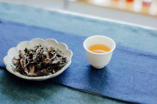 福鼎白茶能長(zhǎng)時(shí)間悶泡嗎，老白茶可以悶著喝嗎？