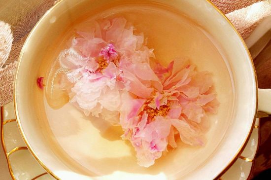 玫瑰花茶的功效與作用，堅(jiān)持喝一個(gè)月玫瑰花茶會(huì)怎樣？