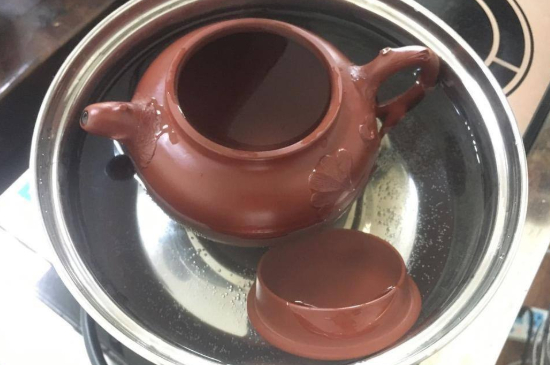 紫砂開(kāi)壺和不開(kāi)壺的區(qū)別，紫砂壺開(kāi)壺的正確方法及開(kāi)壺建議