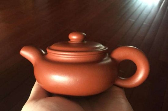 朱泥<a href=http://m.shanghailijiu.com/chaju/zisha/ target=_blank class=infotextkey>紫砂壺如何開壺</a>，朱泥壺日常泡茶養(yǎng)護