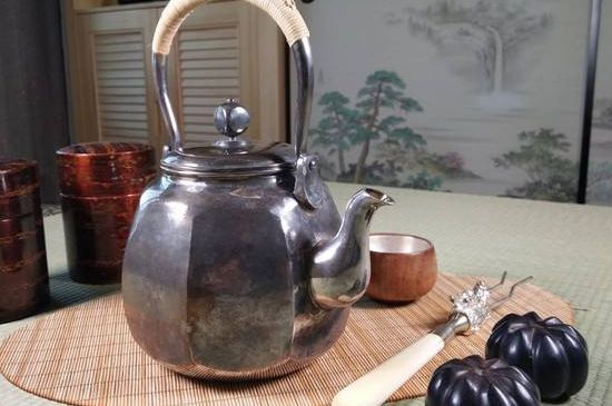 銀壺?zé)笏镉泻谏臇|西，為什么銀壺里有黑點(diǎn)