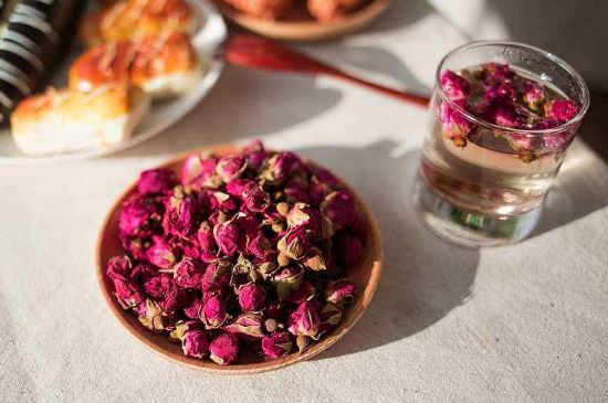 玫瑰花茶的功效與作用，堅(jiān)持喝一個(gè)月玫瑰花茶會(huì)怎樣？