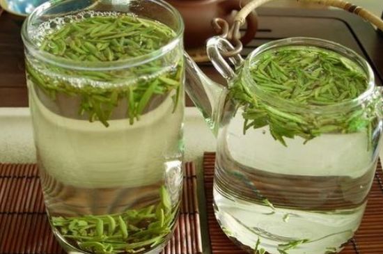 竹葉青和雀舌哪個貴，竹葉<a href=http://m.shanghailijiu.com/fenlei/wulongcha/ target=_blank class=infotextkey>青茶</a>貴嗎？