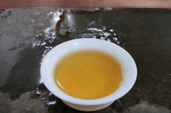 新舊白茶怎么區(qū)分，怎么分辨白茶是新還是舊