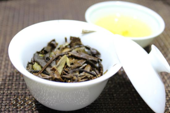 怎么撬老白茶茶餅不容易碎，福鼎白茶如何撬茶方法