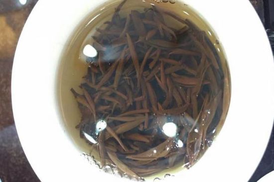 女人喝金駿眉的好處和壞處，女性喝金駿眉可減肥養(yǎng)顏