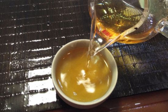 女人喝金駿眉的好處和壞處，女性喝金駿眉可減肥養(yǎng)顏